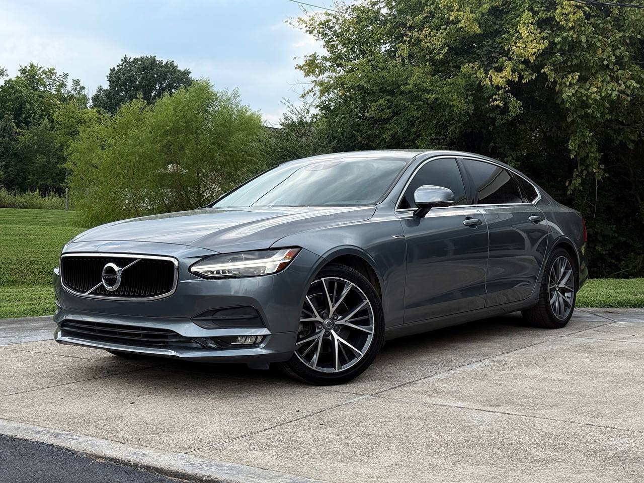 Used 2018 Volvo S90 T5 Momentum FWD image 2