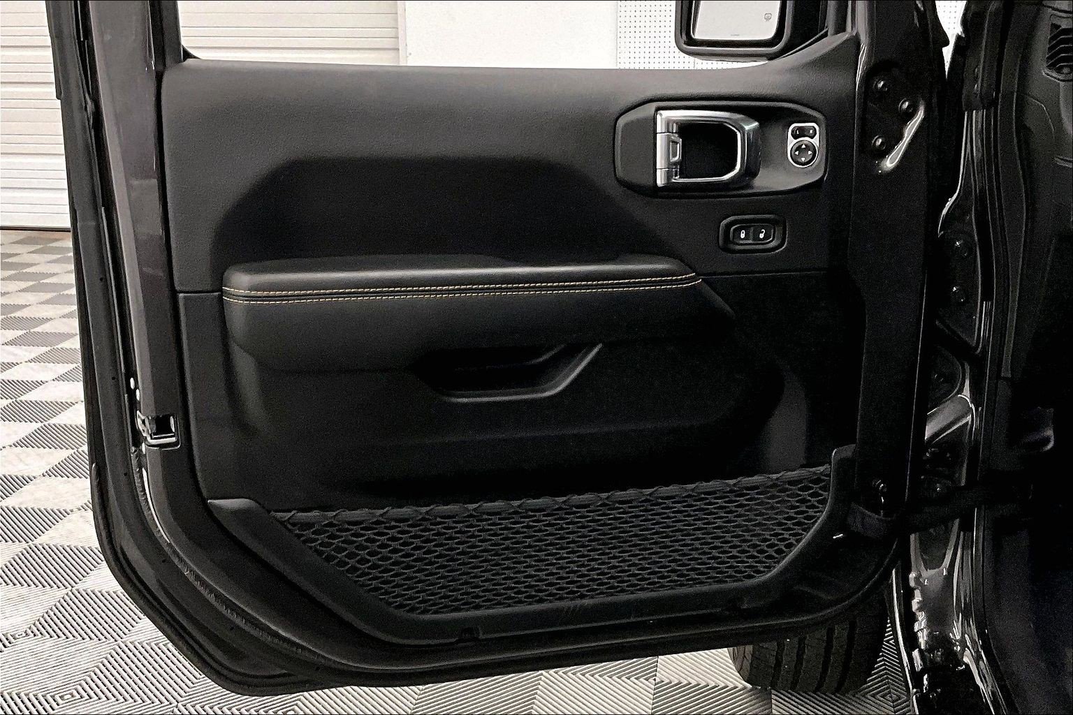 Used 2025 Jeep Wrangler Unlimited Sahara w/ Safety Group AWD/4WD image 20