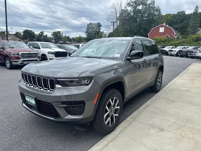 New 2027 Jeep Grand Cherokee Laredo AWD/4WD image 3