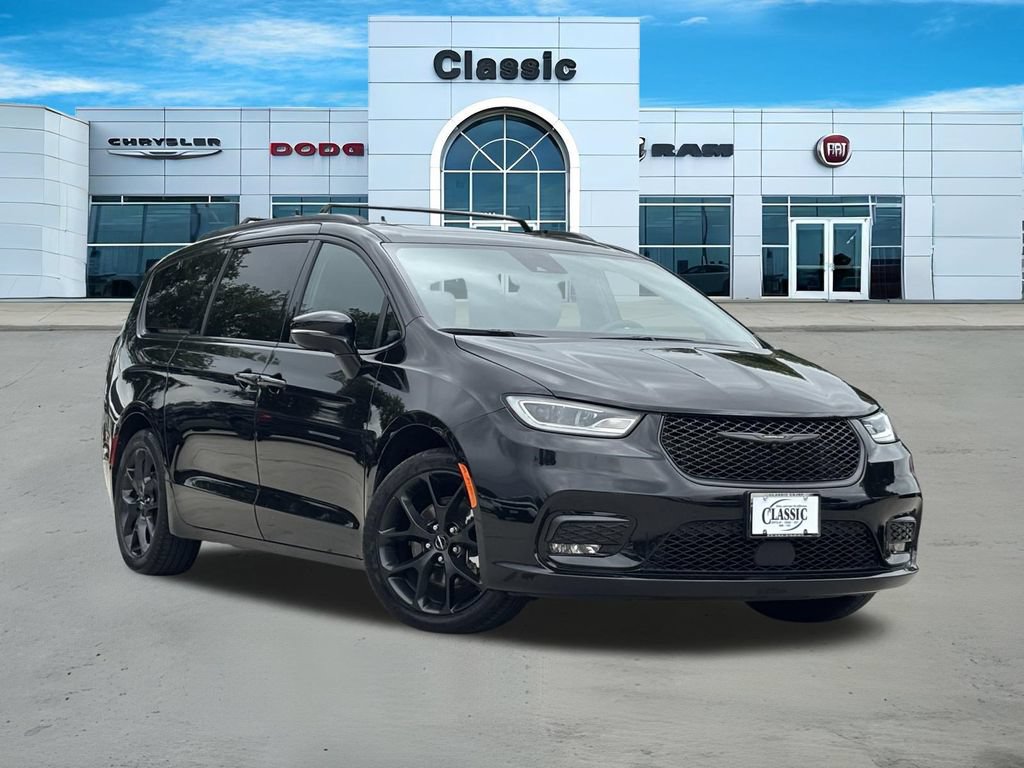Used 2025 Chrysler Pacifica Limited FWD image 1