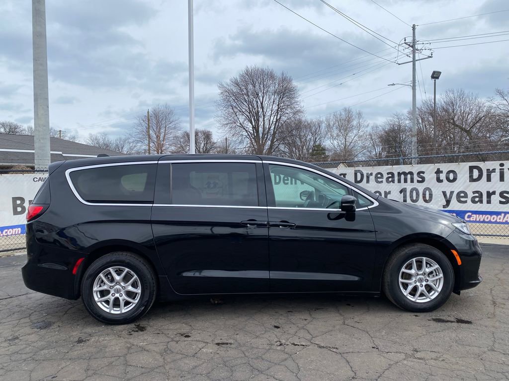 Used 2024 Chrysler Pacifica Touring-L image 2