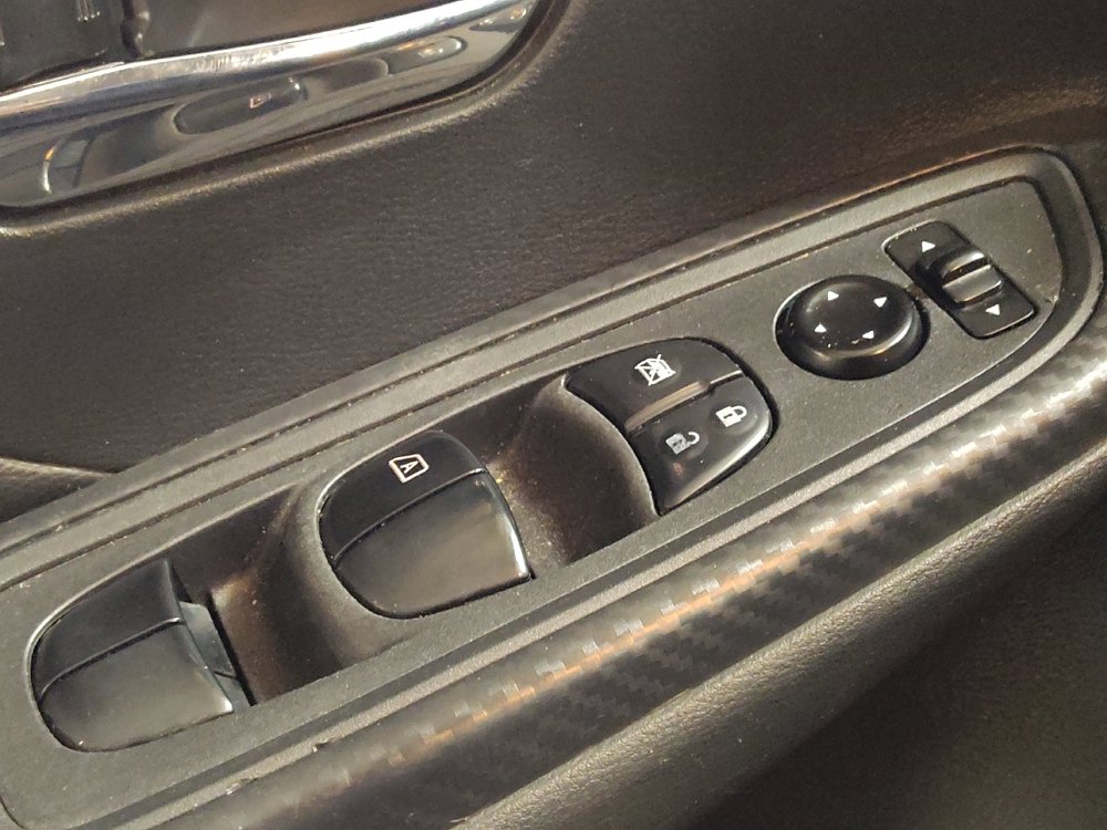 Used 2020 Nissan Versa SR FWD image 27