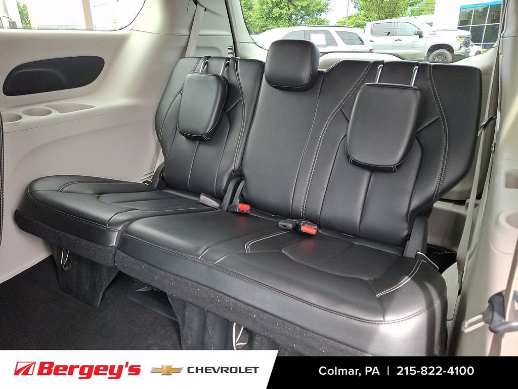 Used 2023 Chrysler Pacifica Touring-L FWD image 12