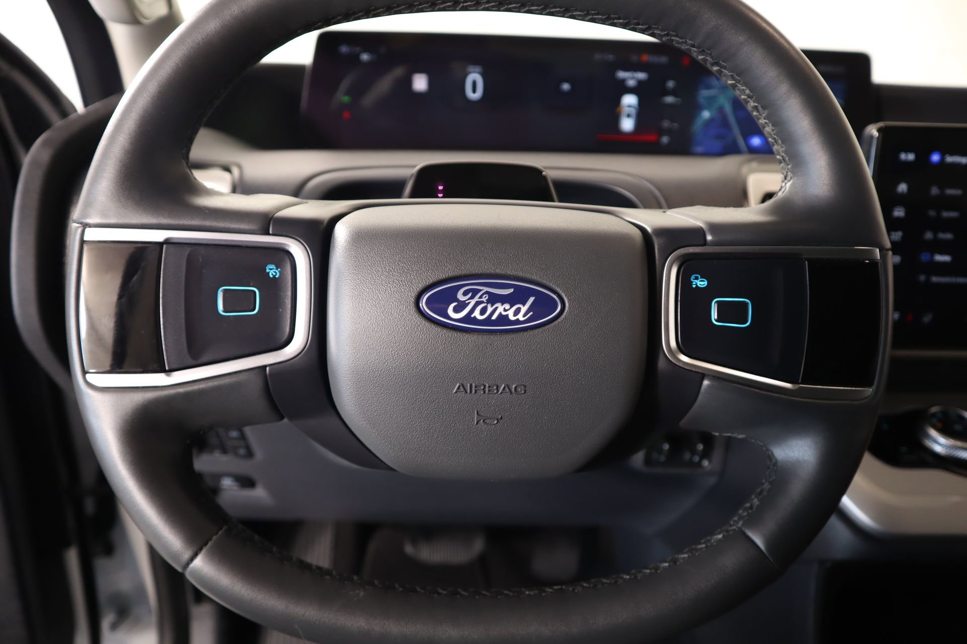 Used 2025 Ford Expedition Active image 3