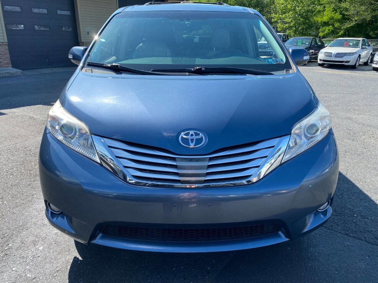 Used 2013 Toyota Sienna XLE w/ Premium Pkg image 3