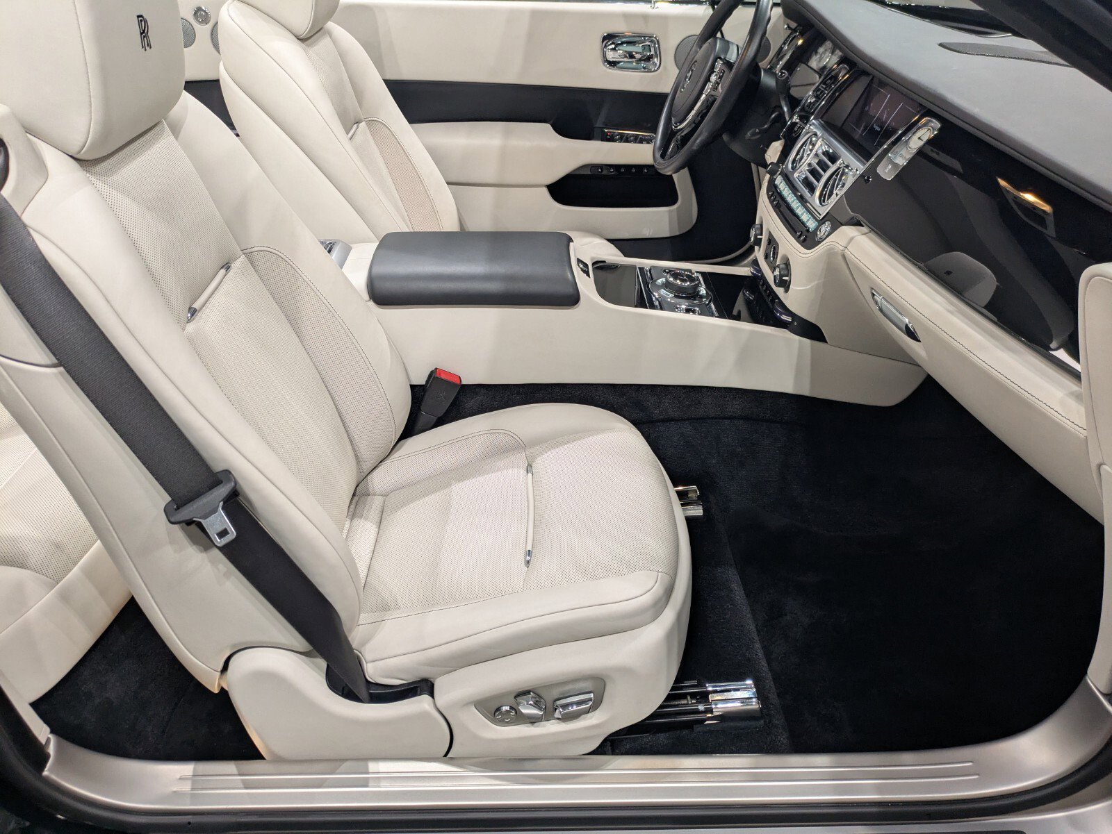Used 2019 Rolls-Royce Dawn image 23
