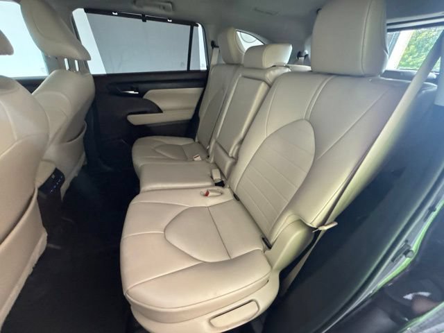 Used 2021 Toyota Highlander XLE AWD/4WD image 23