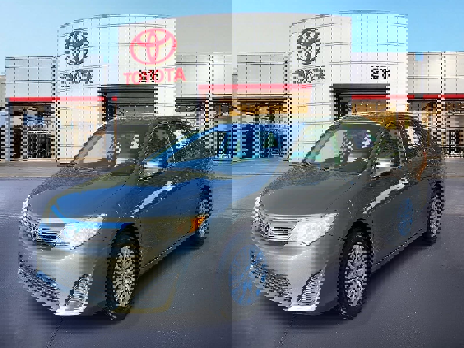 Used 2014 Toyota Camry L image 1