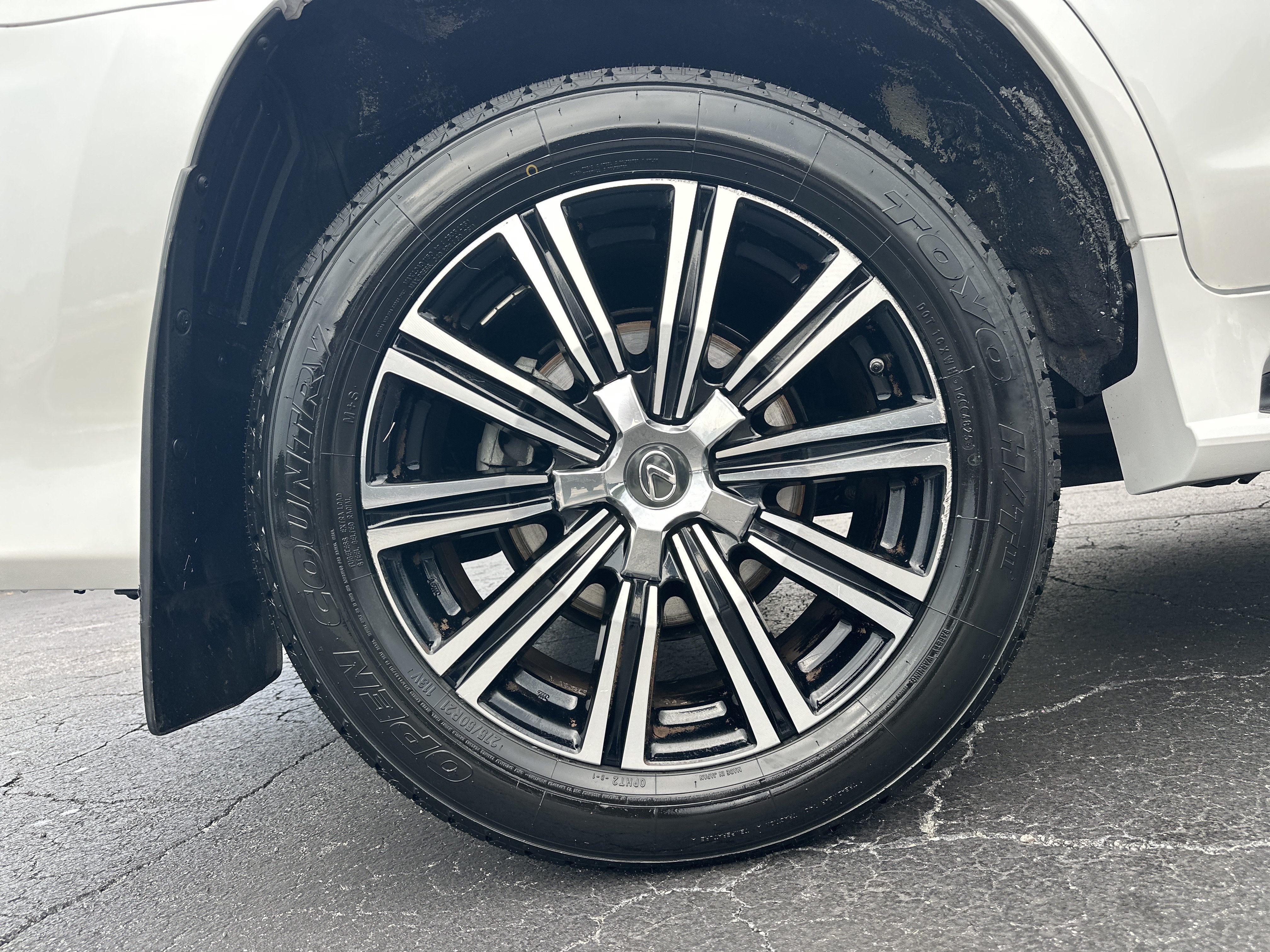 Used 2018 Lexus LX 570 4WD w/ Luxury Package image 18