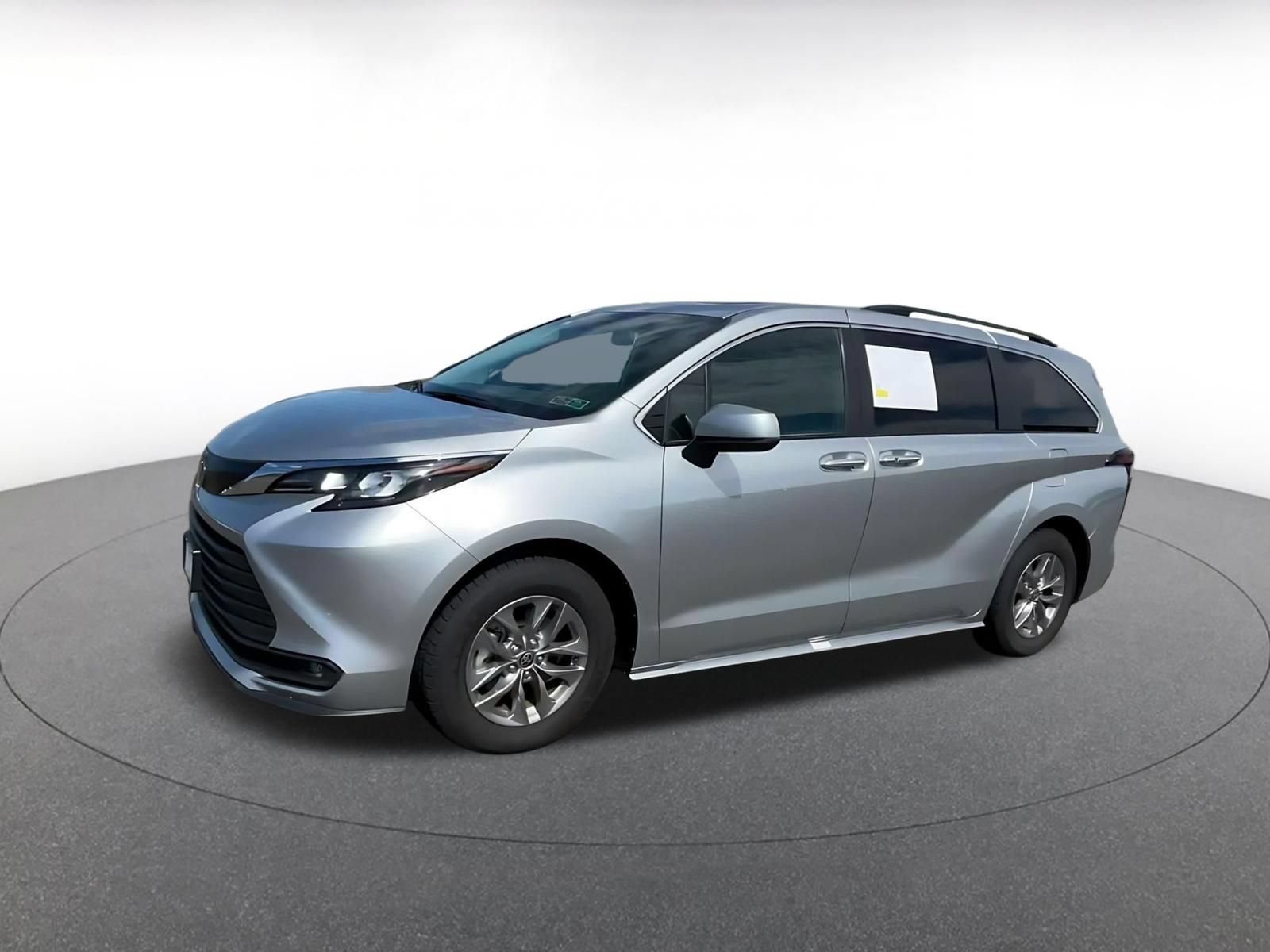 Used 2025 Toyota Sienna XLE FWD image 7