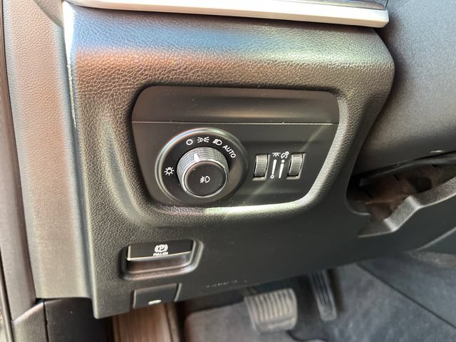 Used 2023 Jeep Grand Cherokee Limited w/ Black Appearance Package AWD/4WD image 11