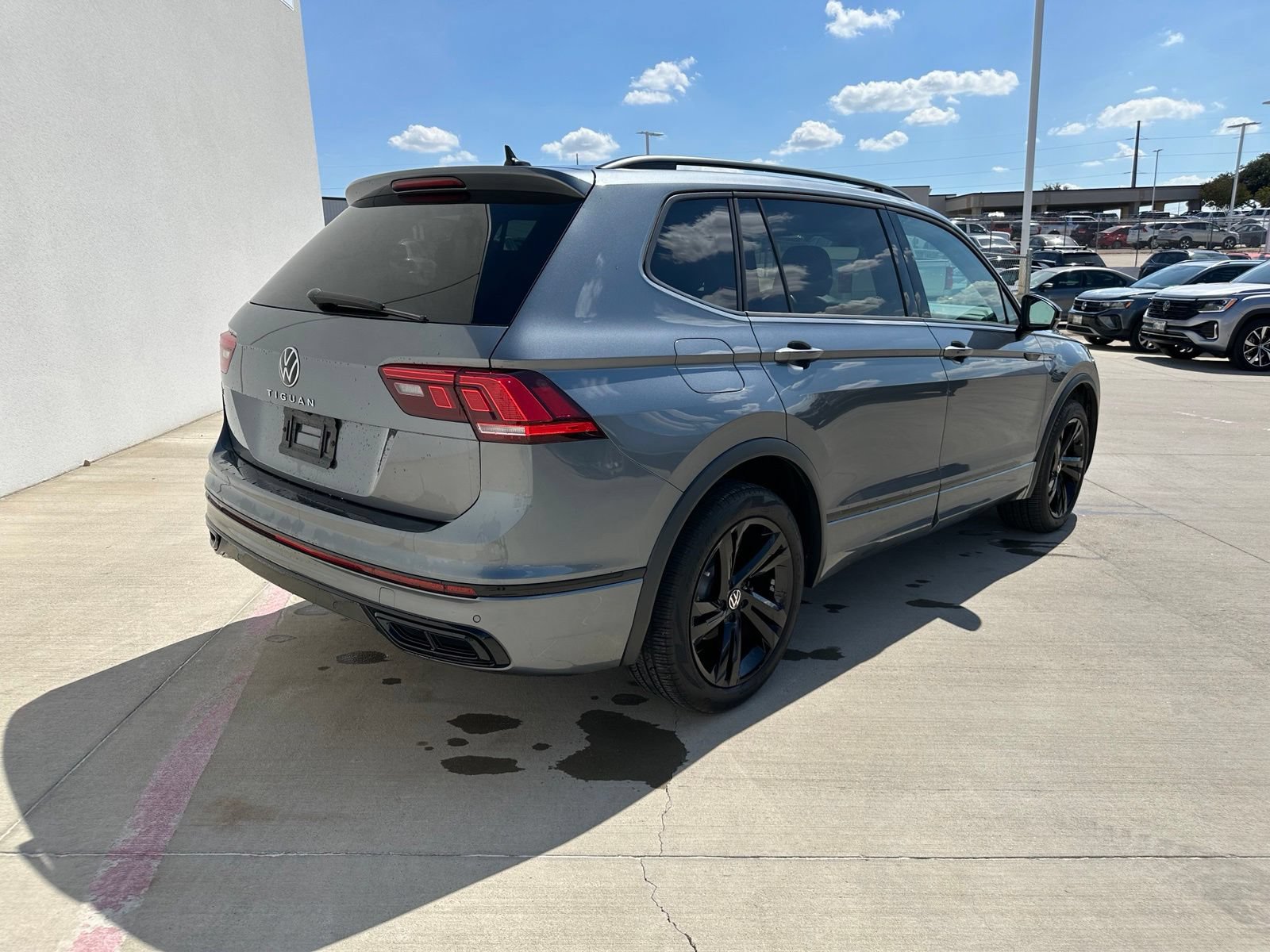 Used 2024 Volkswagen Tiguan SE R-Line w/ MDO Package, Three-Row FWD image 7