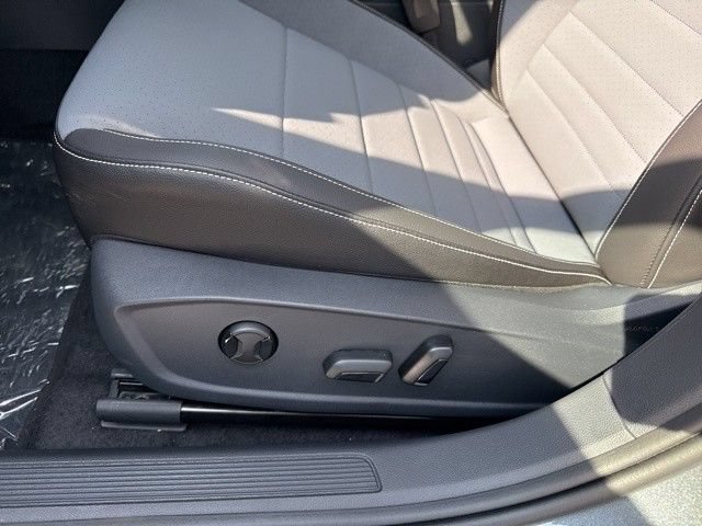 Used 2025 Volkswagen Jetta SE FWD image 31