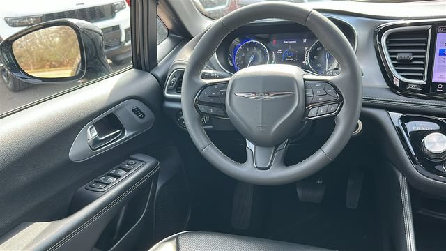 Used 2025 Chrysler Pacifica Limited FWD image 21