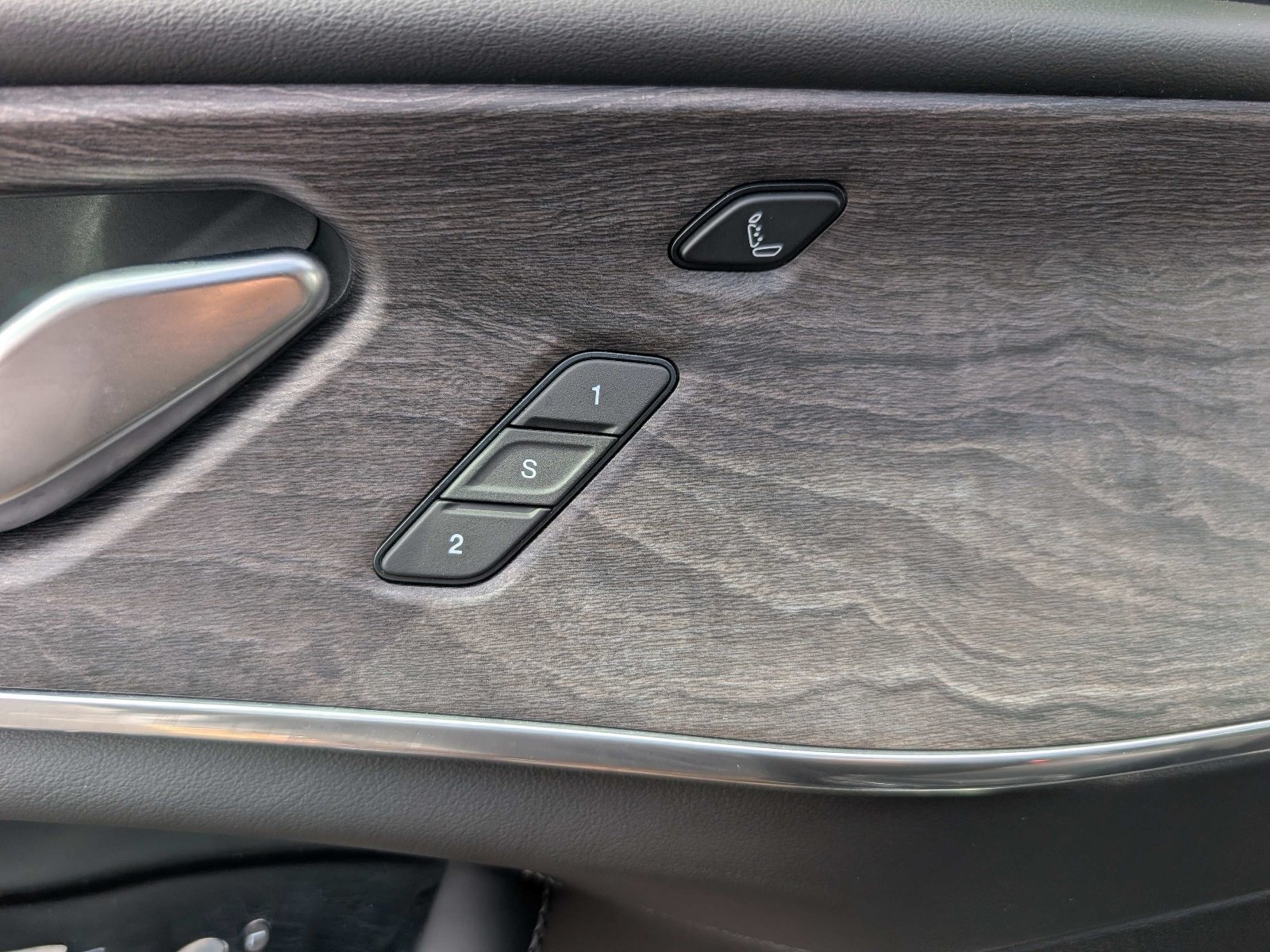 Used 2023 Jeep Grand Cherokee Overland w/ Luxury Tech Group IV AWD/4WD image 22