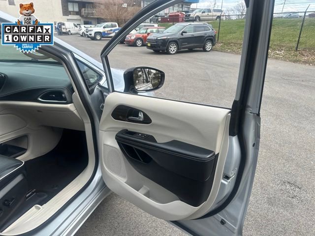 Used 2023 Chrysler Pacifica Limited FWD image 11