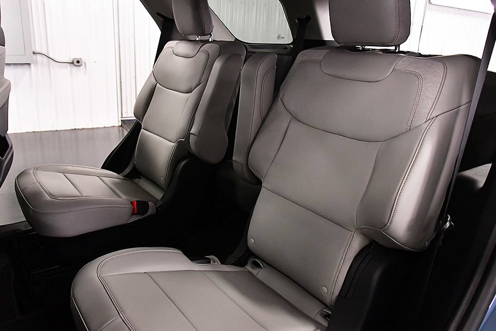 Used 2025 Ford Explorer Active w/ Active Comfort Package RWD image 29