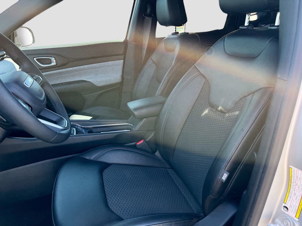 Used 2025 Jeep Compass Latitude image 19