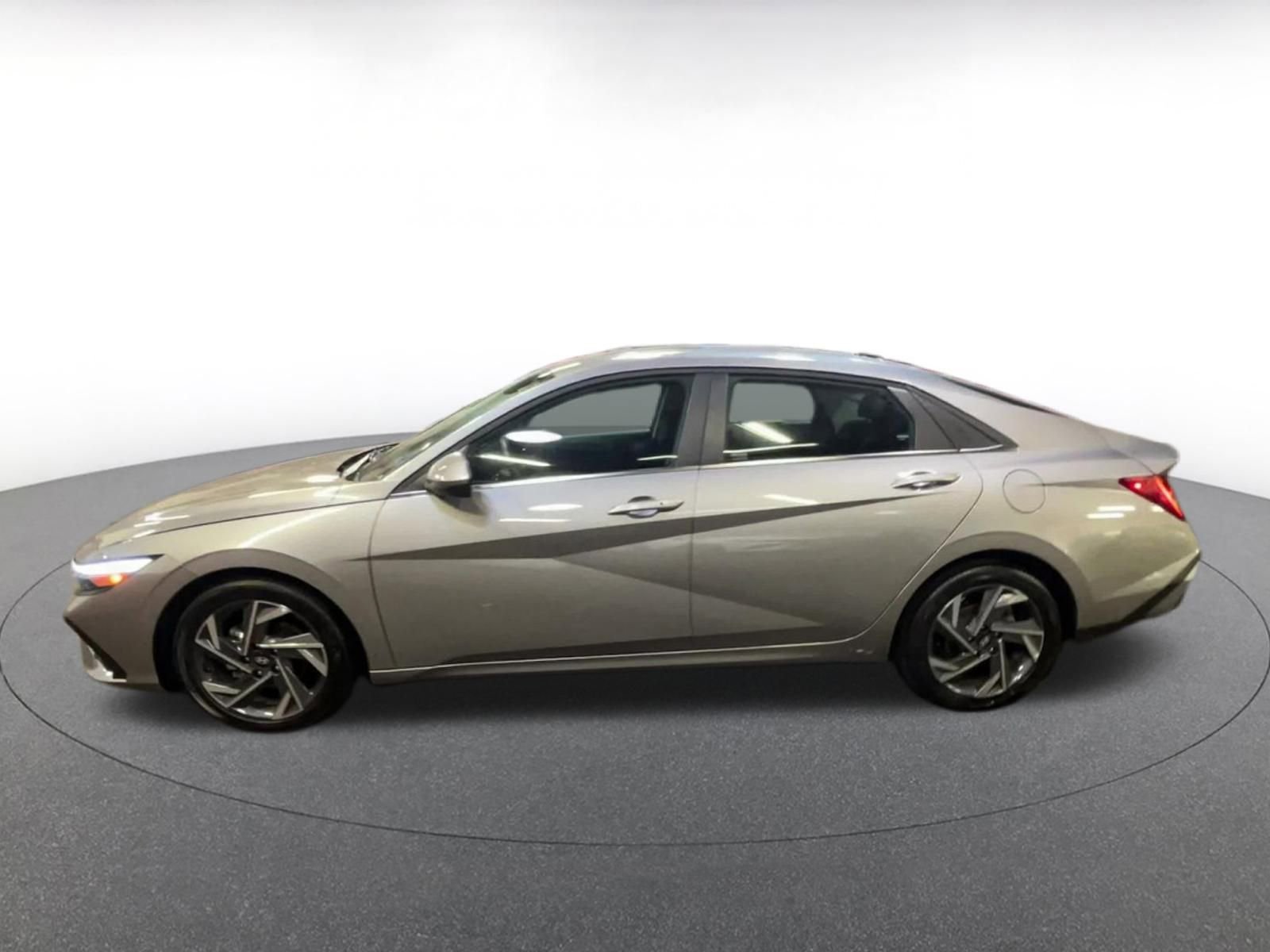 Used 2025 Hyundai Elantra SEL image 9