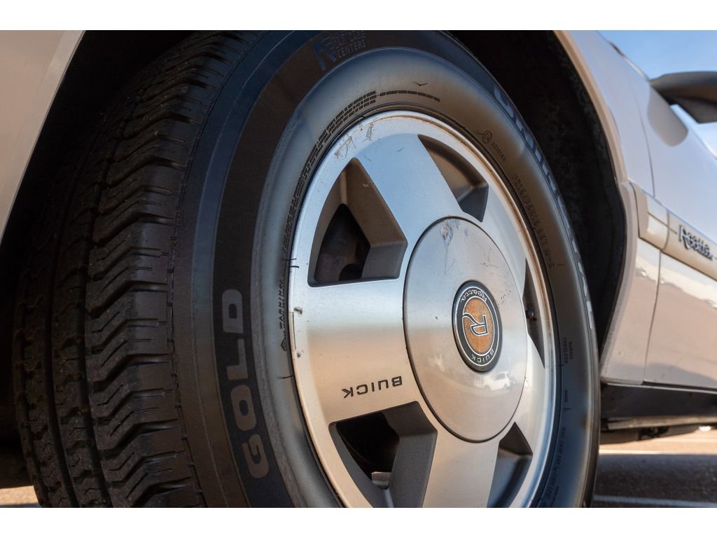 Used 1990 Buick Reatta Convertible image 23