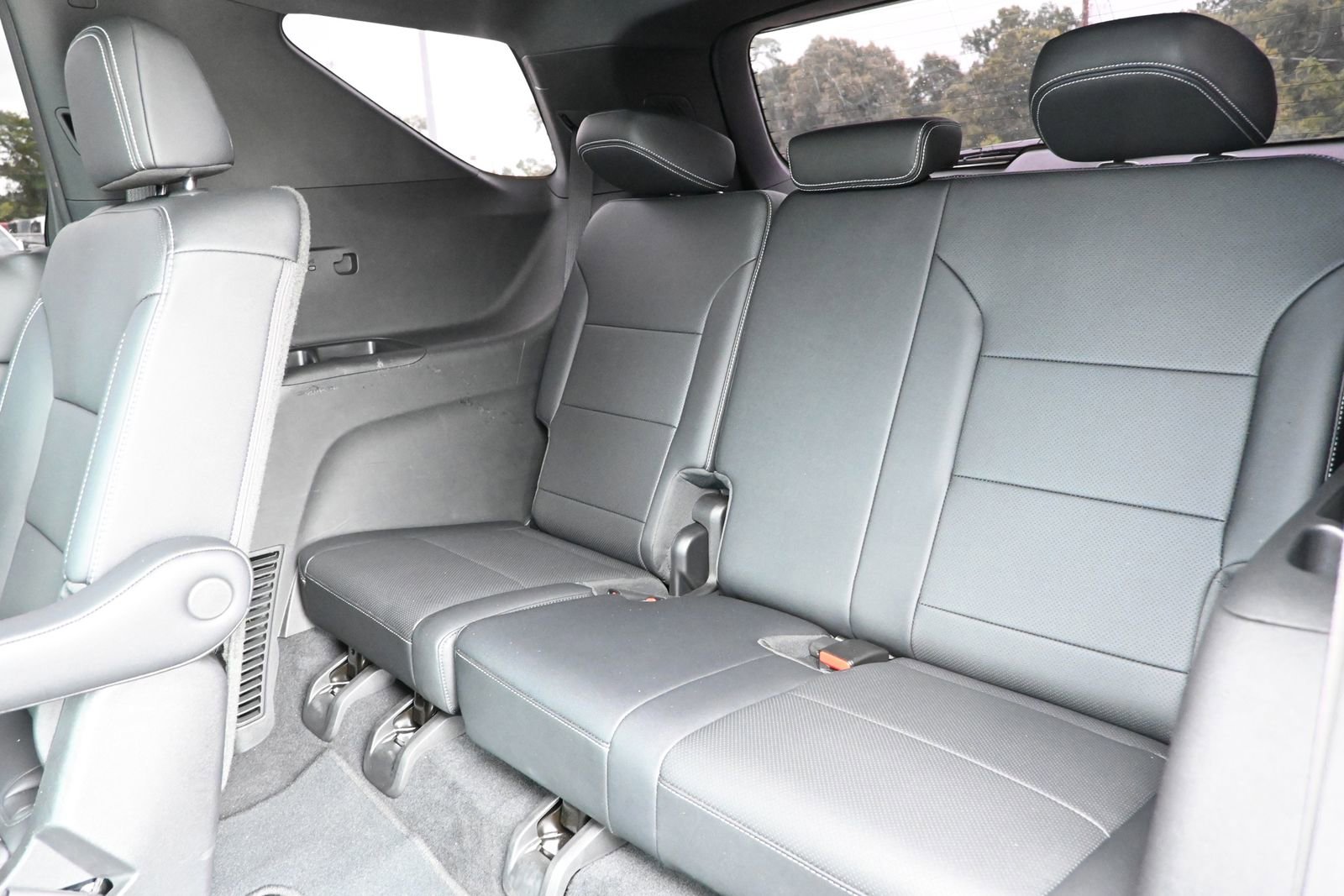 Used 2025 Chevrolet Traverse LT FWD image 28