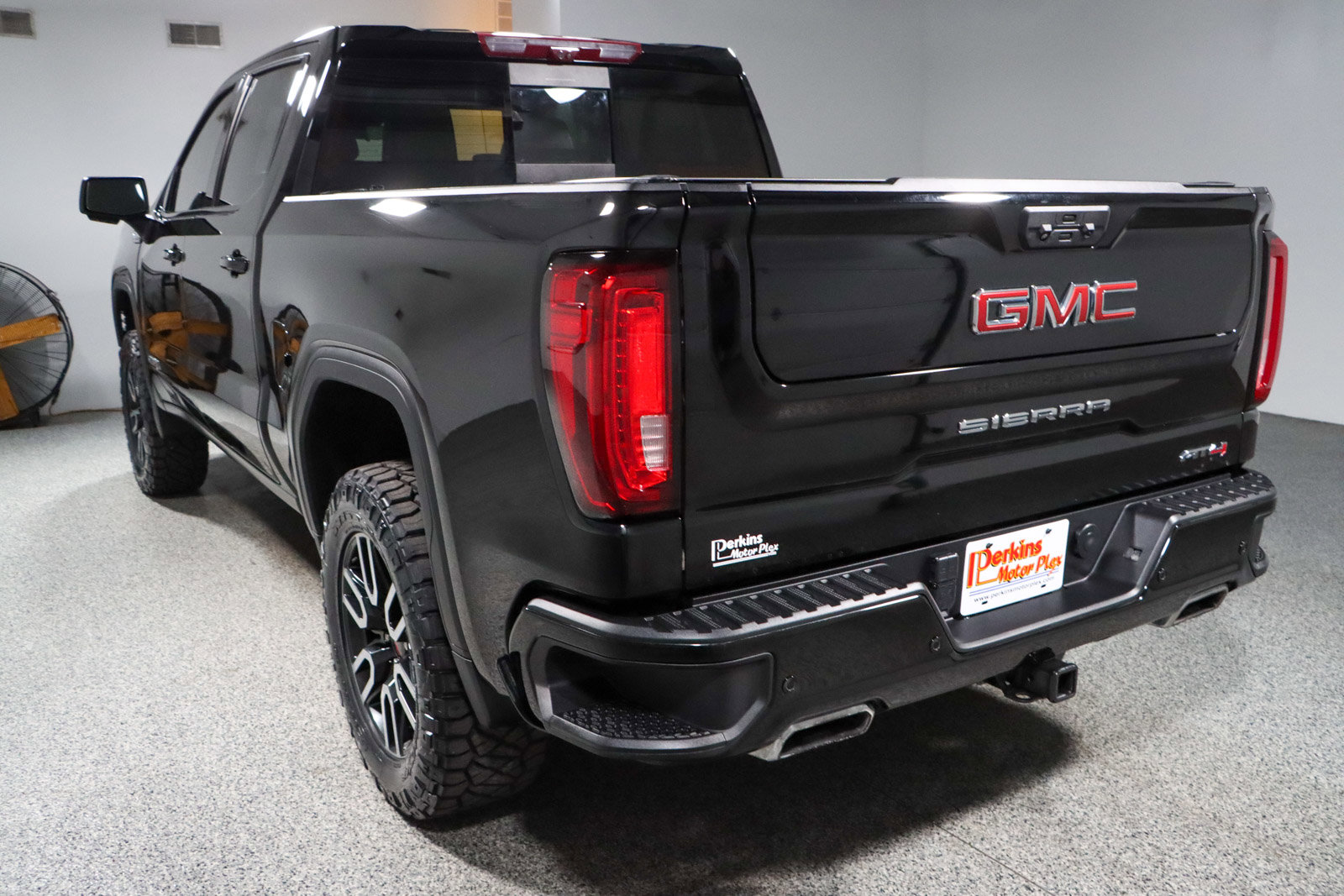 Used 2023 GMC Sierra 1500 AT4 w/ Technology Package image 9