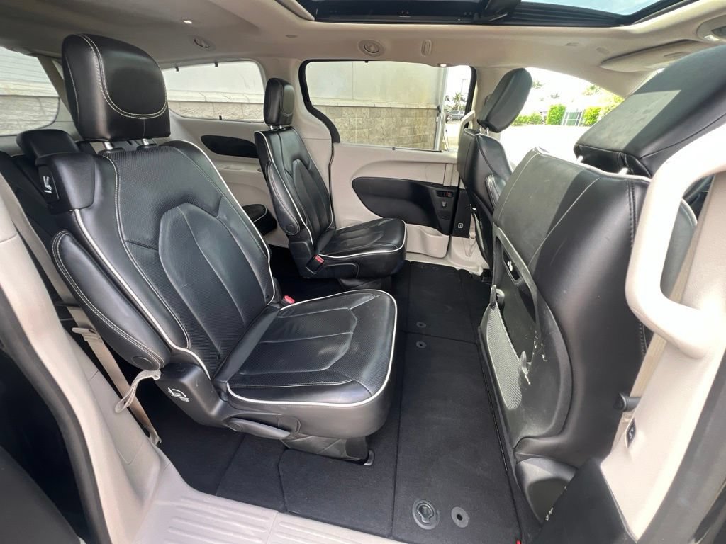 Certified 2023 Chrysler Pacifica Limited FWD image 14