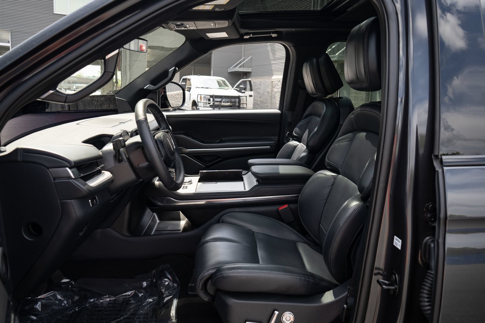 Used 2025 Lincoln Navigator L Reserve w/ Jet Appearance Package AWD/4WD image 26