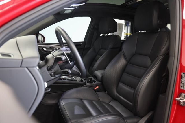 Used 2025 Porsche Macan AWD/4WD image 18
