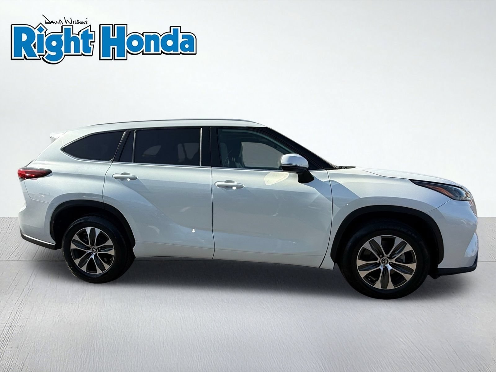 Used 2023 Toyota Highlander XLE FWD image 9