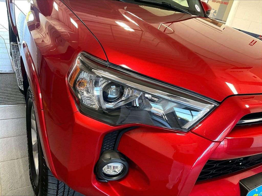 Used 2022 Toyota 4Runner SR5 AWD/4WD image 32