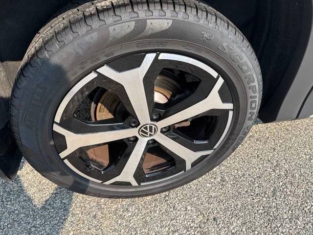 Used 2025 Volkswagen Tiguan SE AWD/4WD image 11