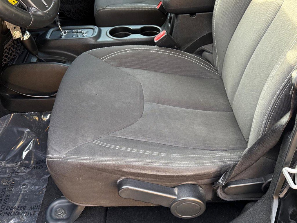 Used 2017 Jeep Wrangler Unlimited Rubicon w/ Connectivity Group image 15