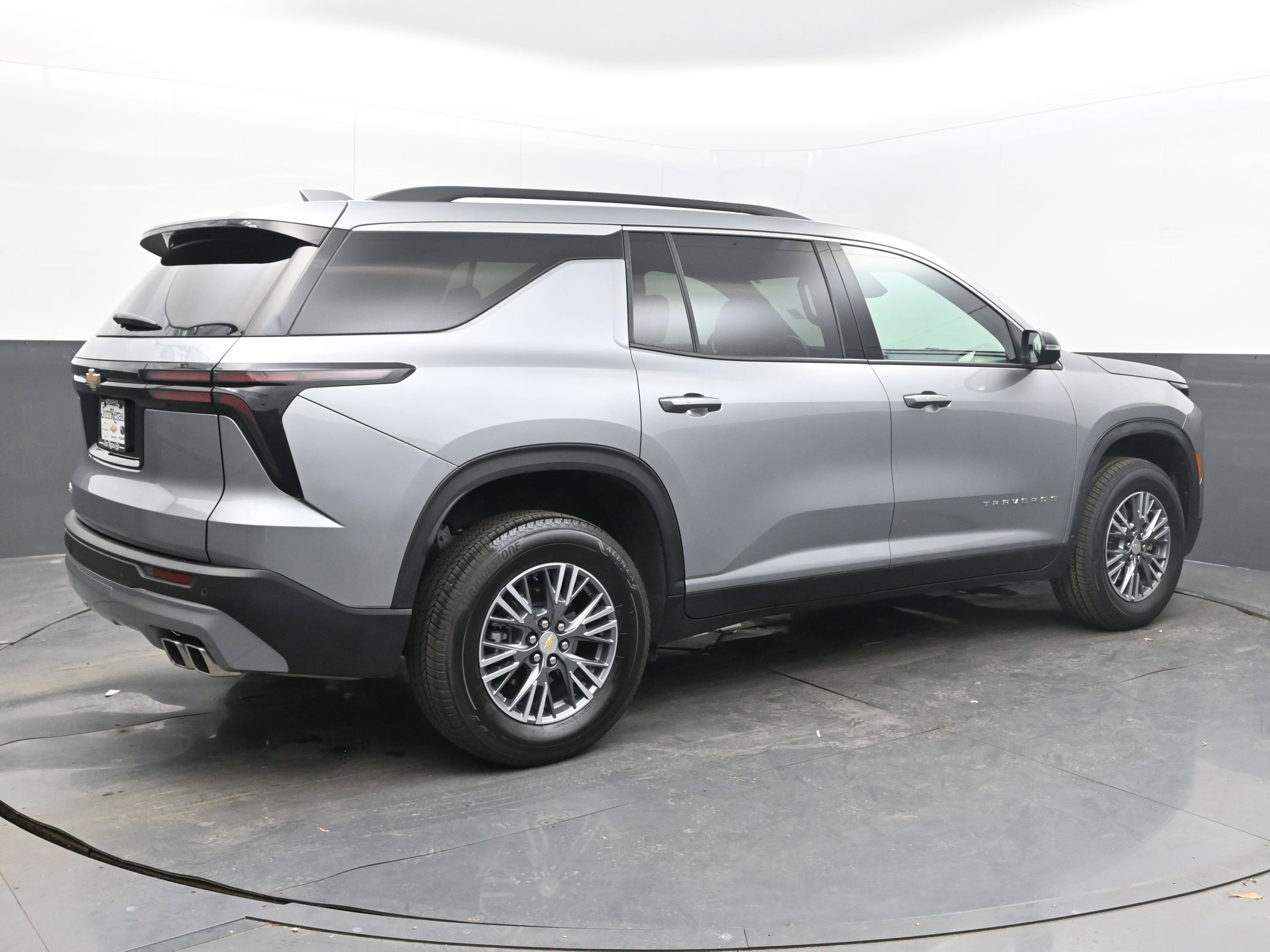 Used 2025 Chevrolet Traverse LT image 9
