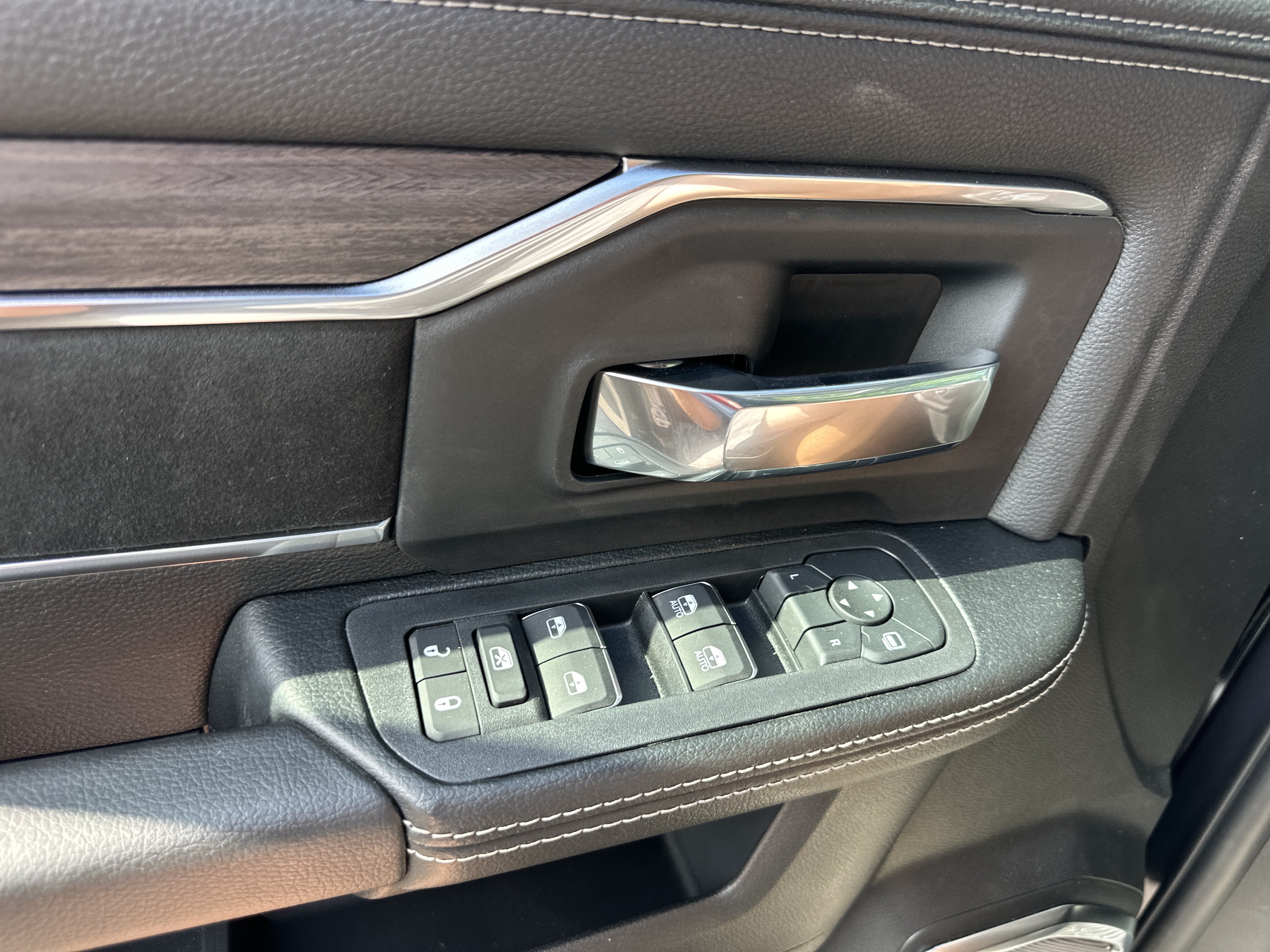 New 2027 RAM 5500 4x4 Crew Cab w/ Laramie Trim Package image 15