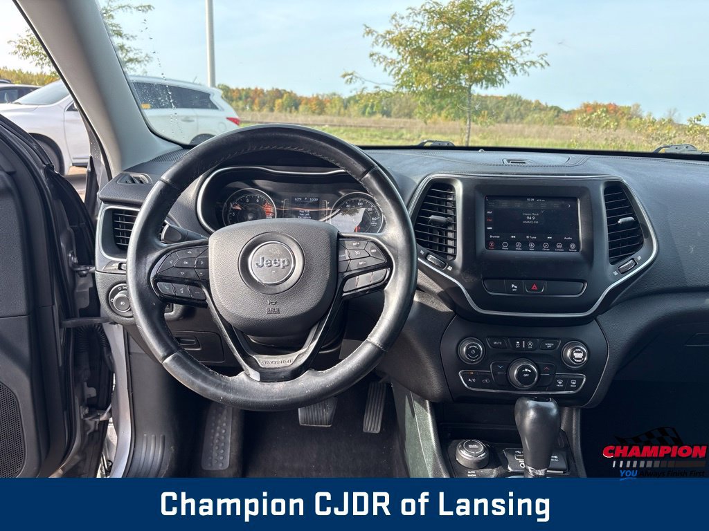 Used 2019 Jeep Cherokee Latitude Plus AWD/4WD image 2