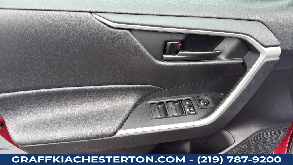 Used 2021 Toyota RAV4 LE AWD/4WD image 24