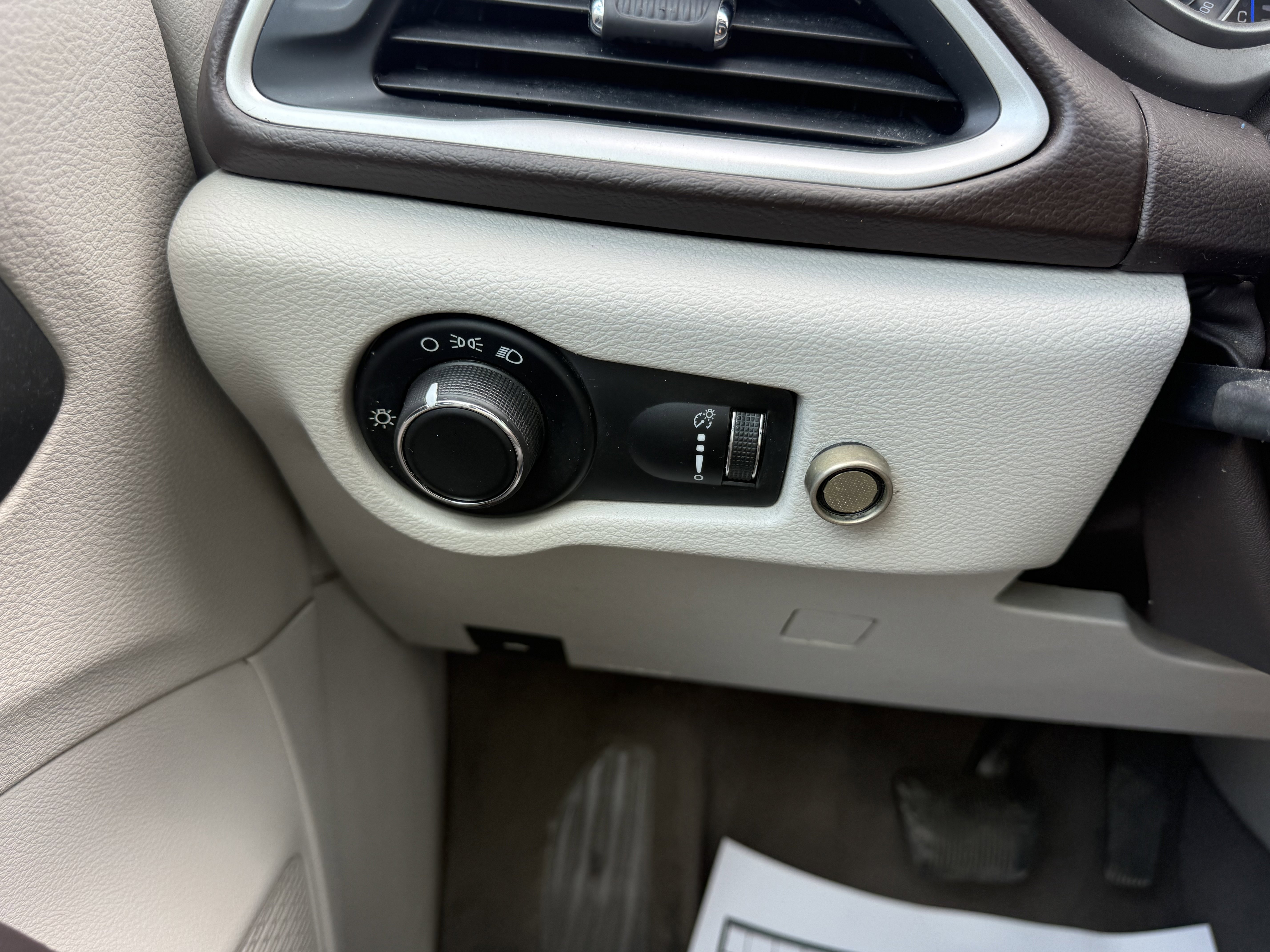 Used 2020 Chrysler Voyager L image 23