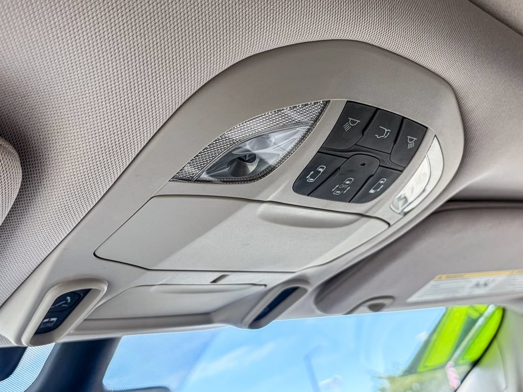 Used 2017 Chrysler Pacifica Limited w/ UConnect Theater Package FWD image 37