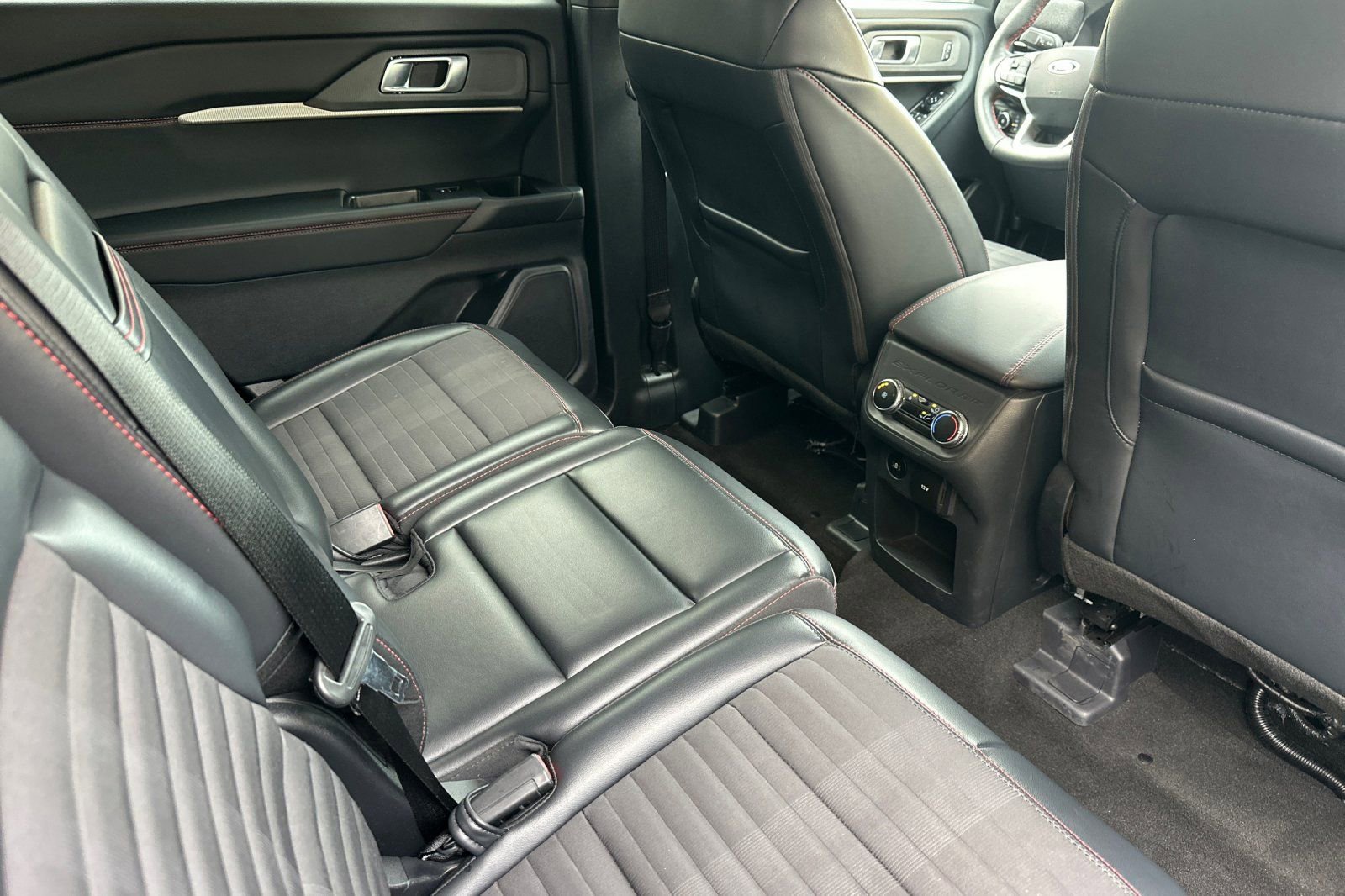 Used 2025 Ford Explorer ST-Line w/ ST-Line Street Pack image 19