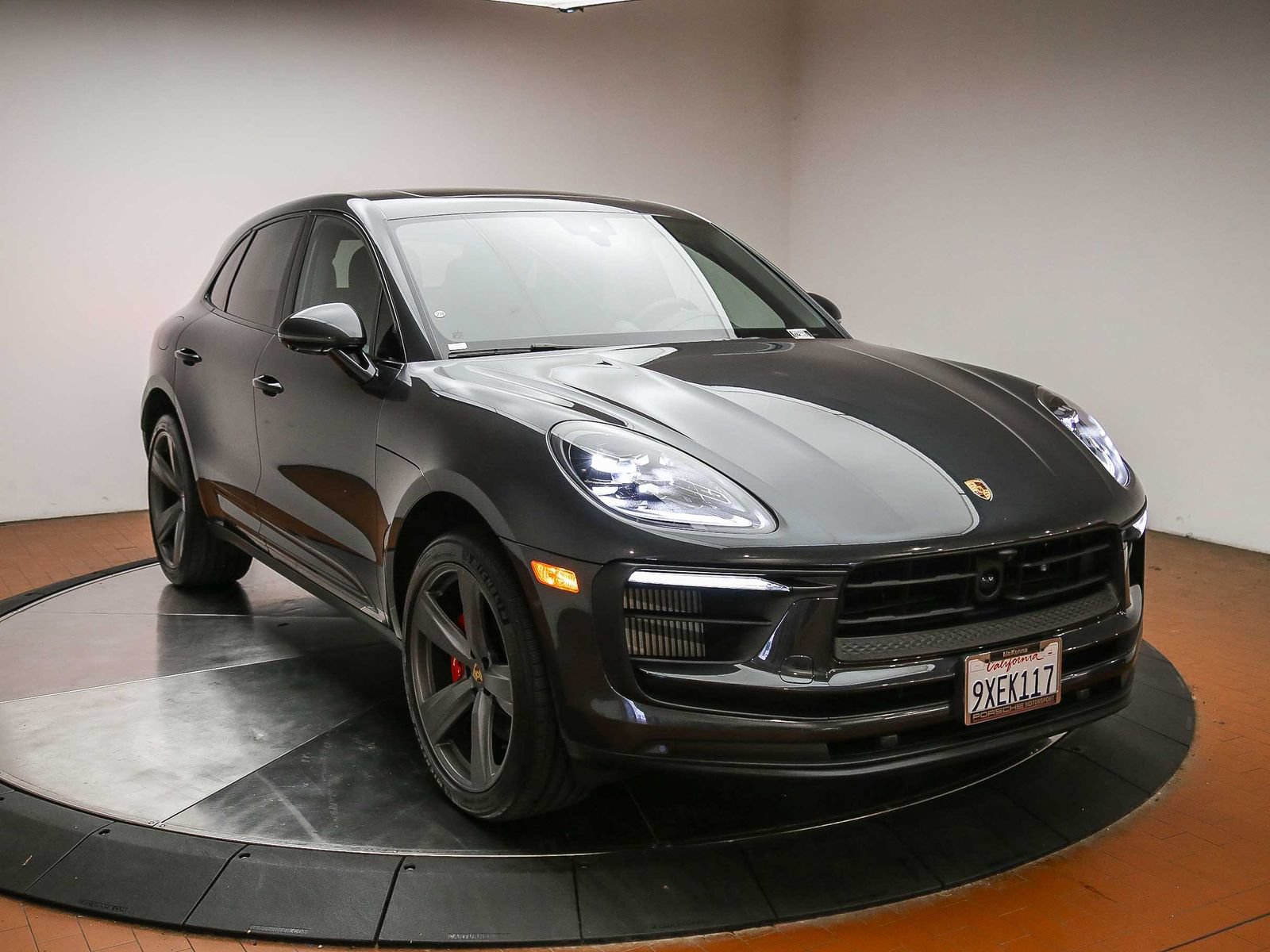 Certified 2025 Porsche Macan S AWD/4WD image 3