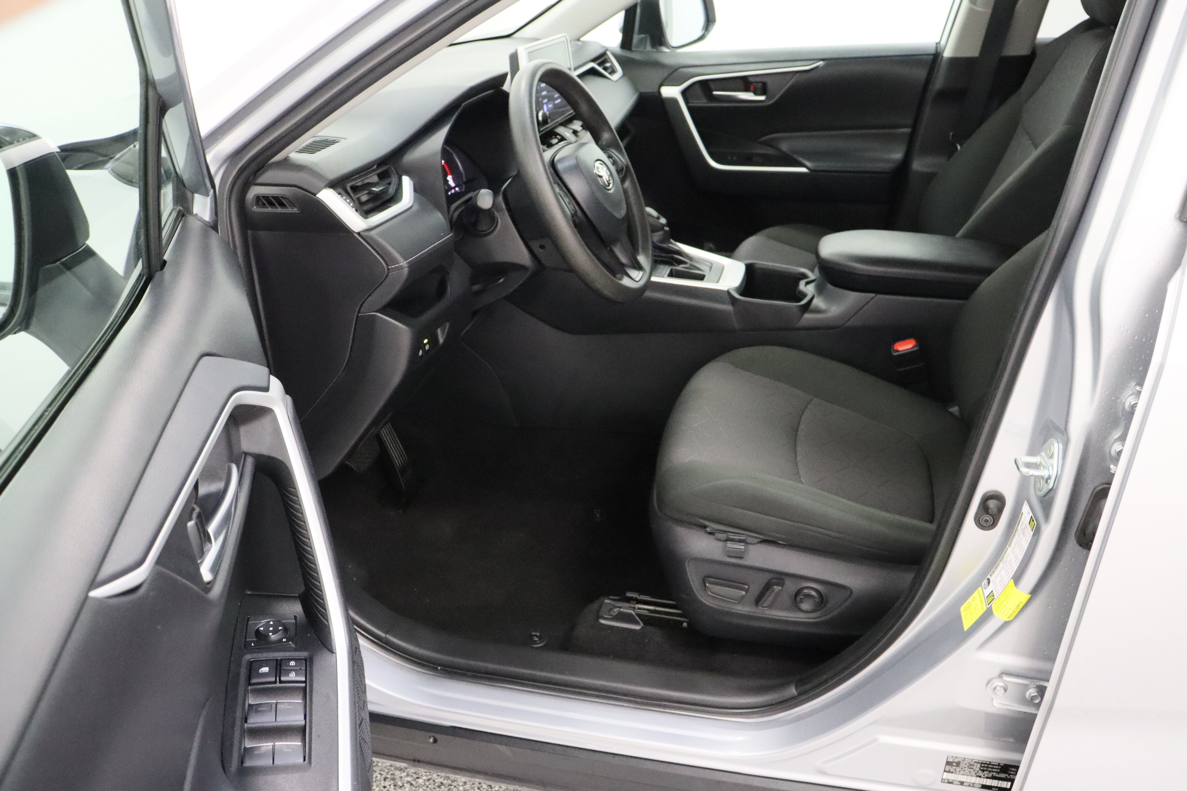 Used 2025 Toyota RAV4 XLE FWD image 14