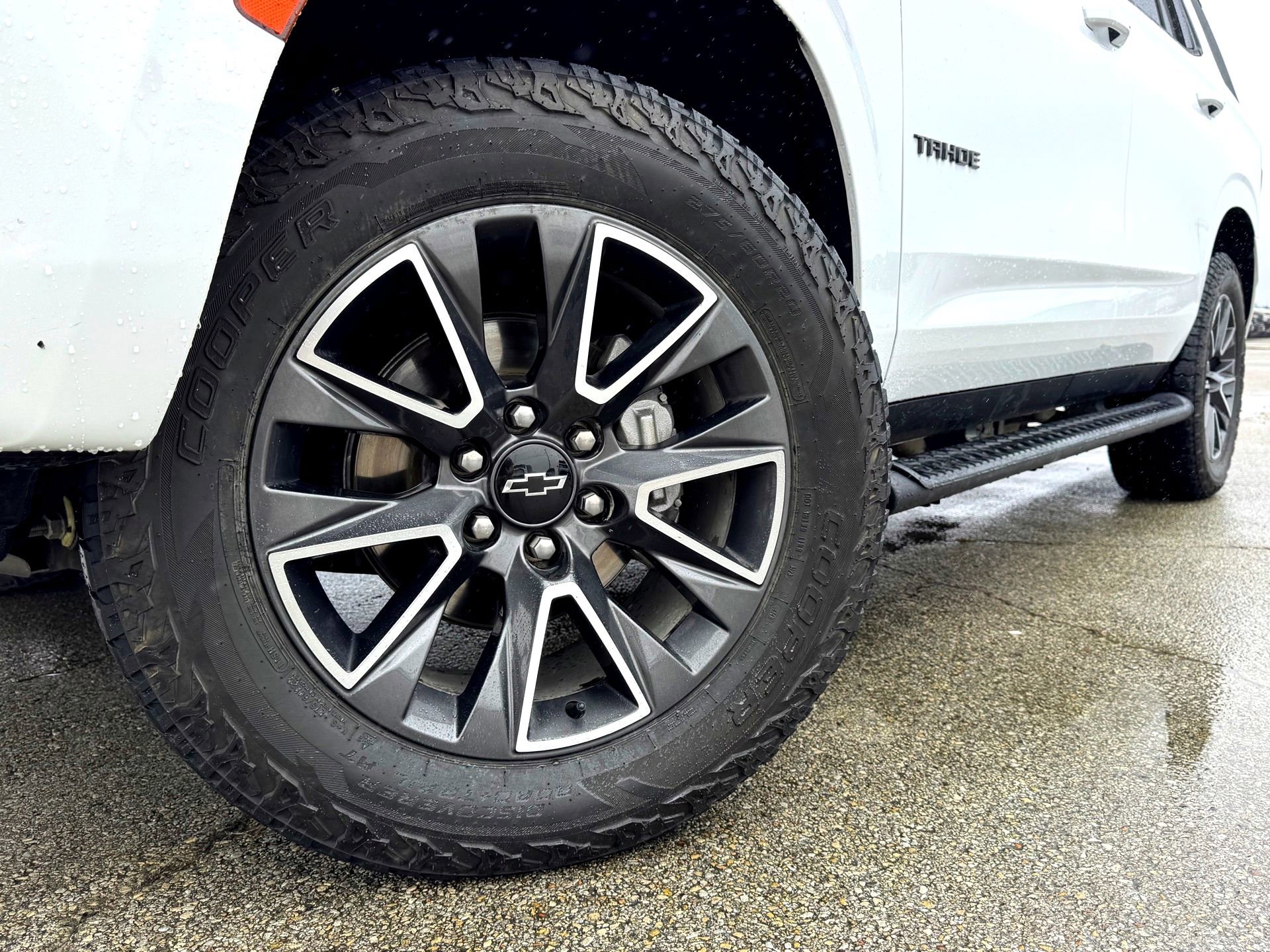 Used 2022 Chevrolet Tahoe Z71 w/ Luxury Package image 2