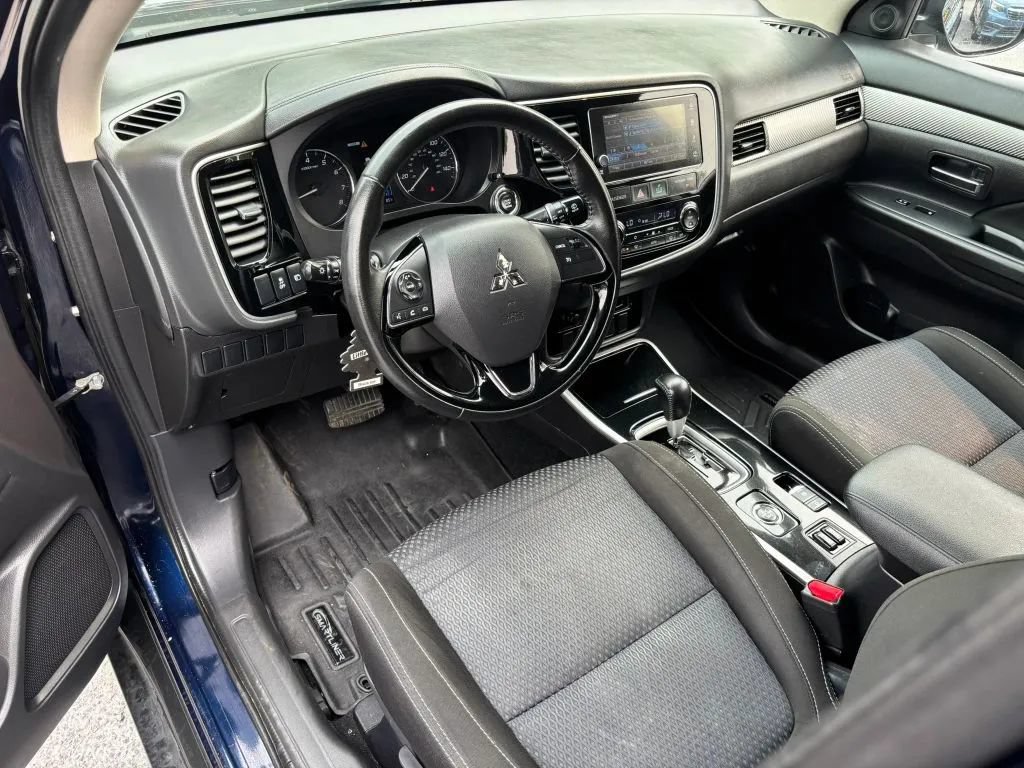 Used 2018 Mitsubishi Outlander SEL AWD/4WD image 2