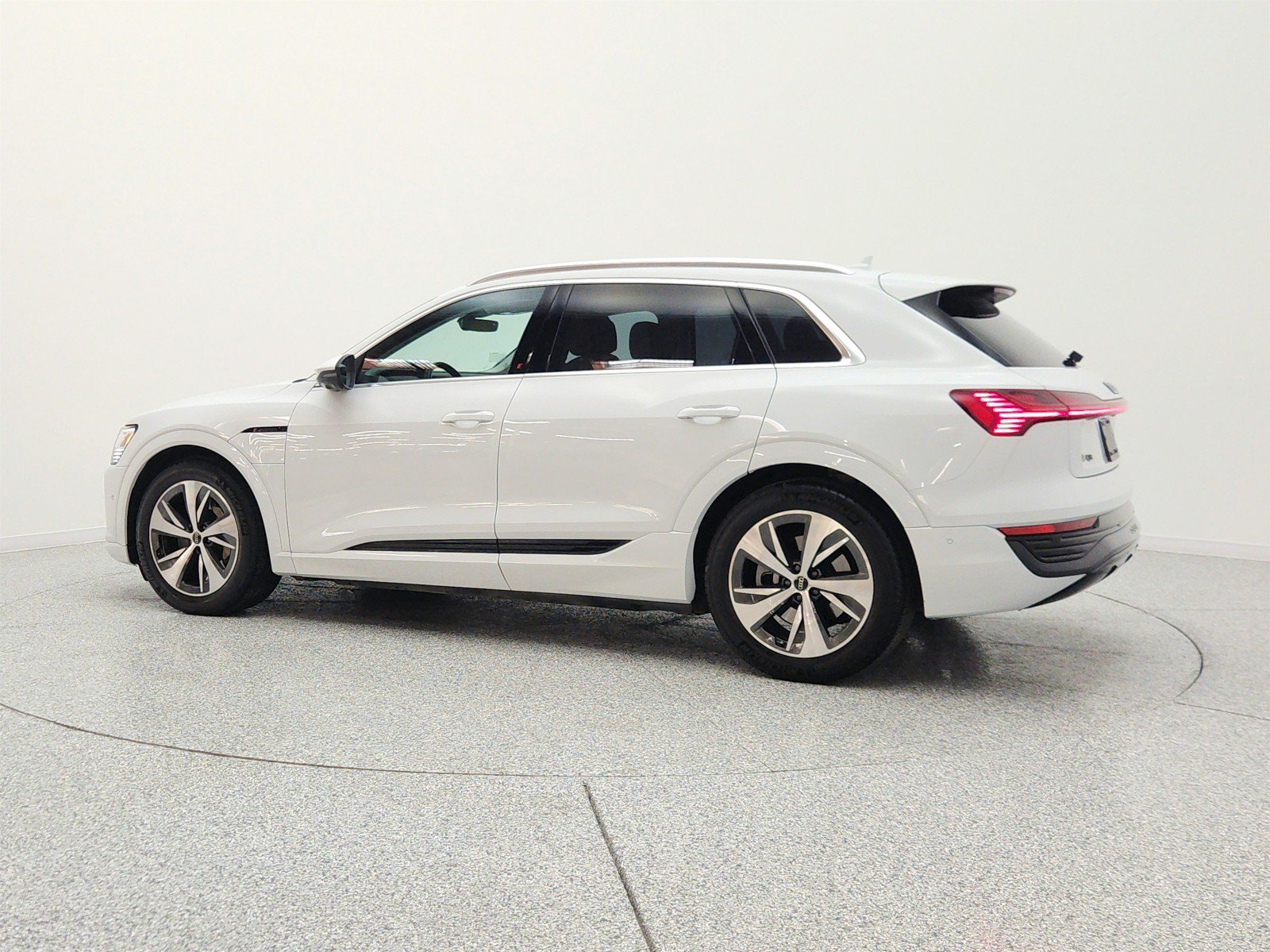 Used 2024 Audi Q8 e-tron Premium Plus w/ Premium Plus Package AWD/4WD image 8