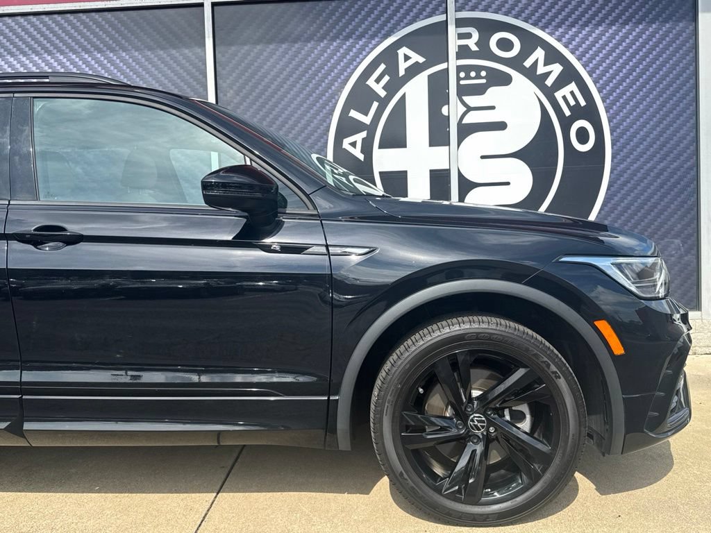 Used 2024 Volkswagen Tiguan SE R-Line AWD/4WD image 3