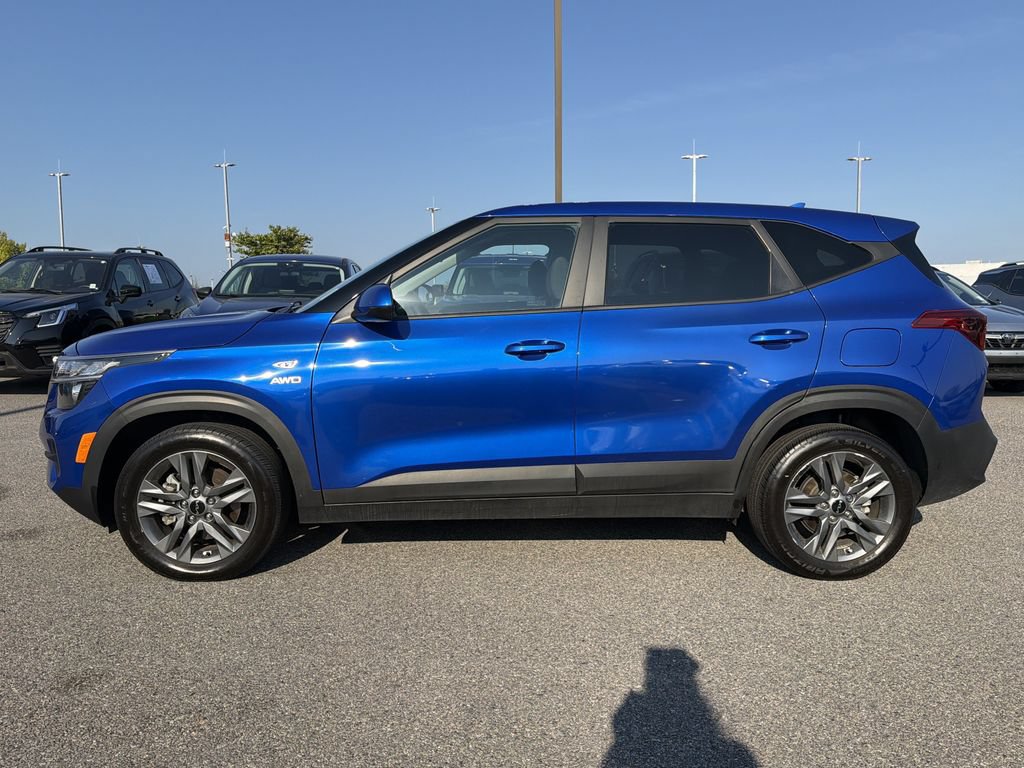 Used 2023 Kia Seltos LX AWD/4WD image 2