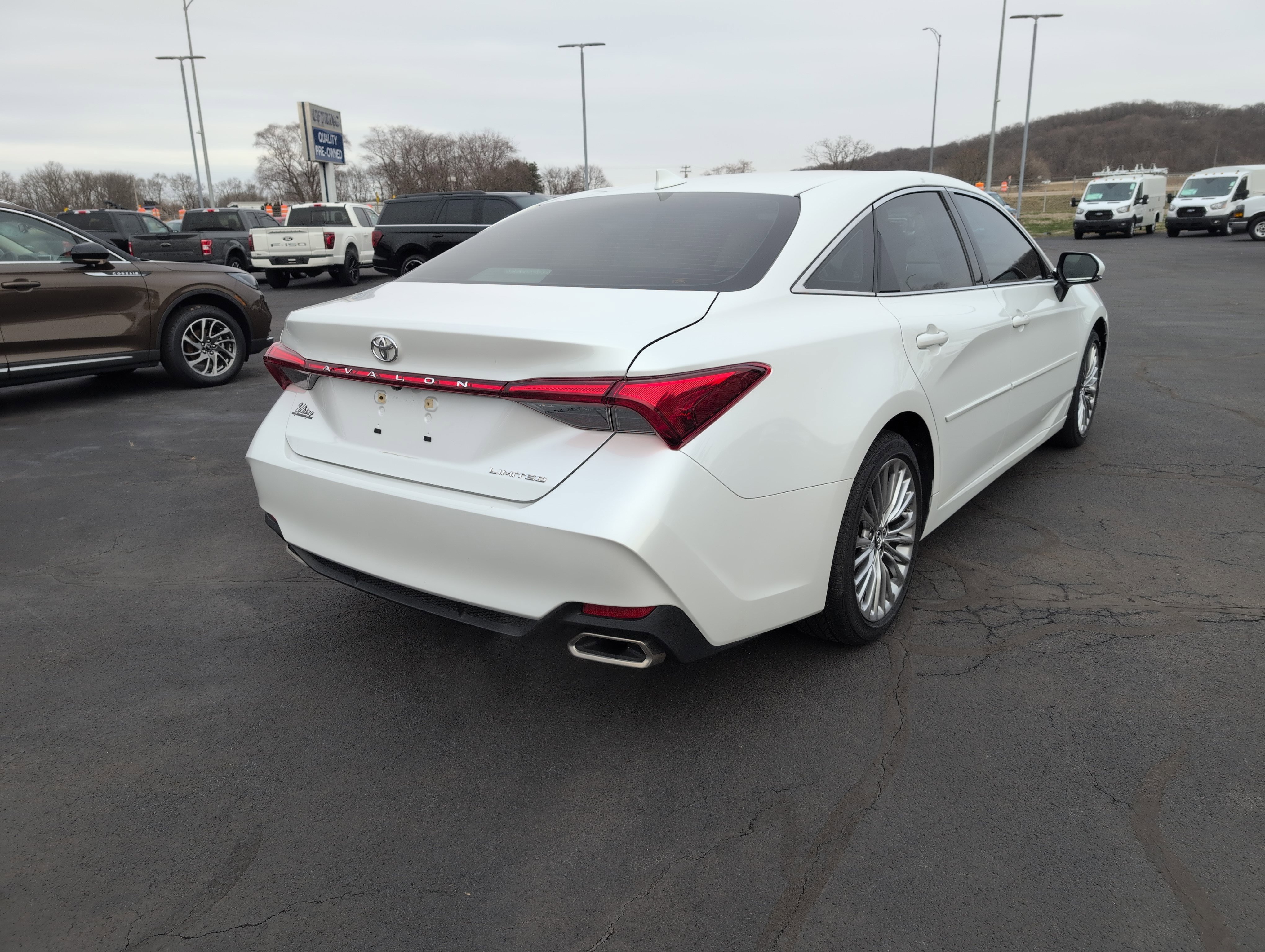 Used 2019 Toyota Avalon Limited image 5