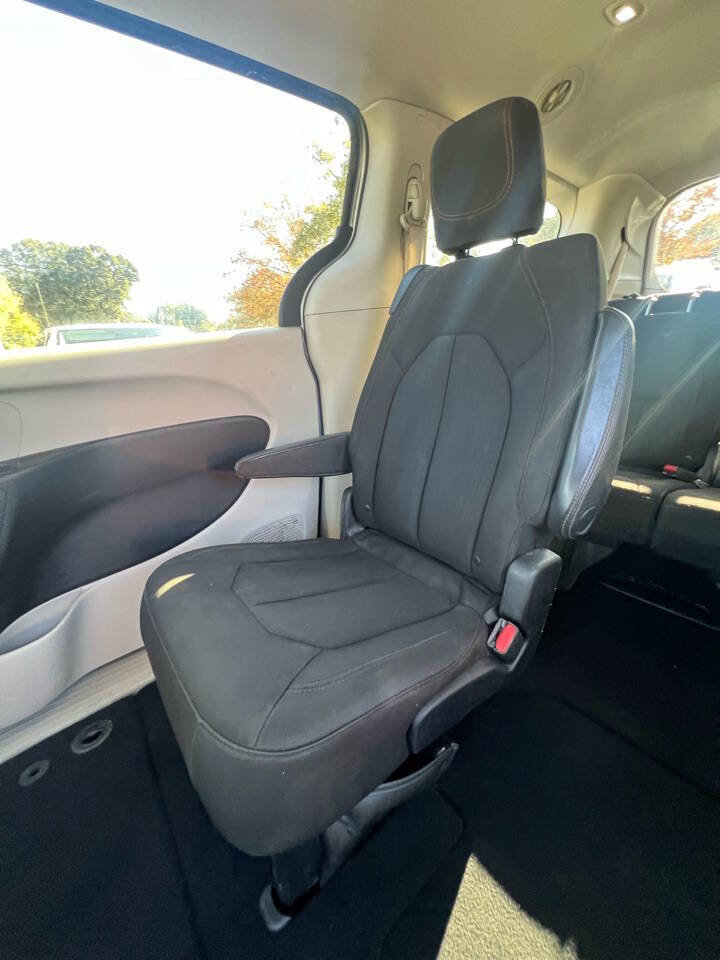 Used 2017 Chrysler Pacifica Touring FWD image 9