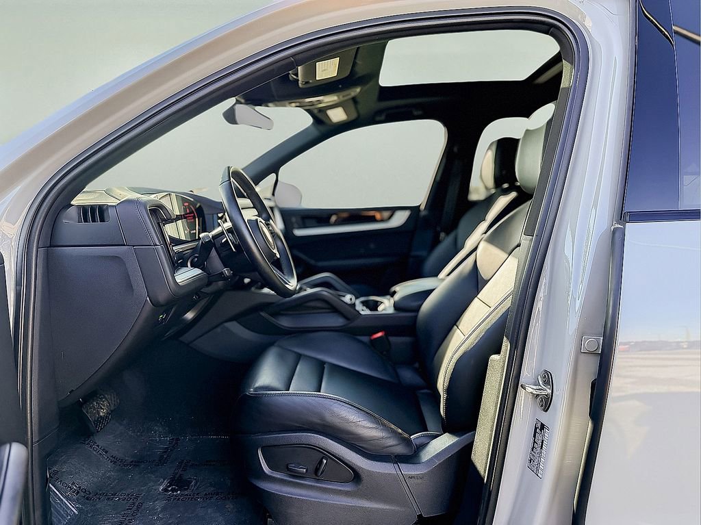 Used 2024 Porsche Cayenne w/ Premium Package image 16